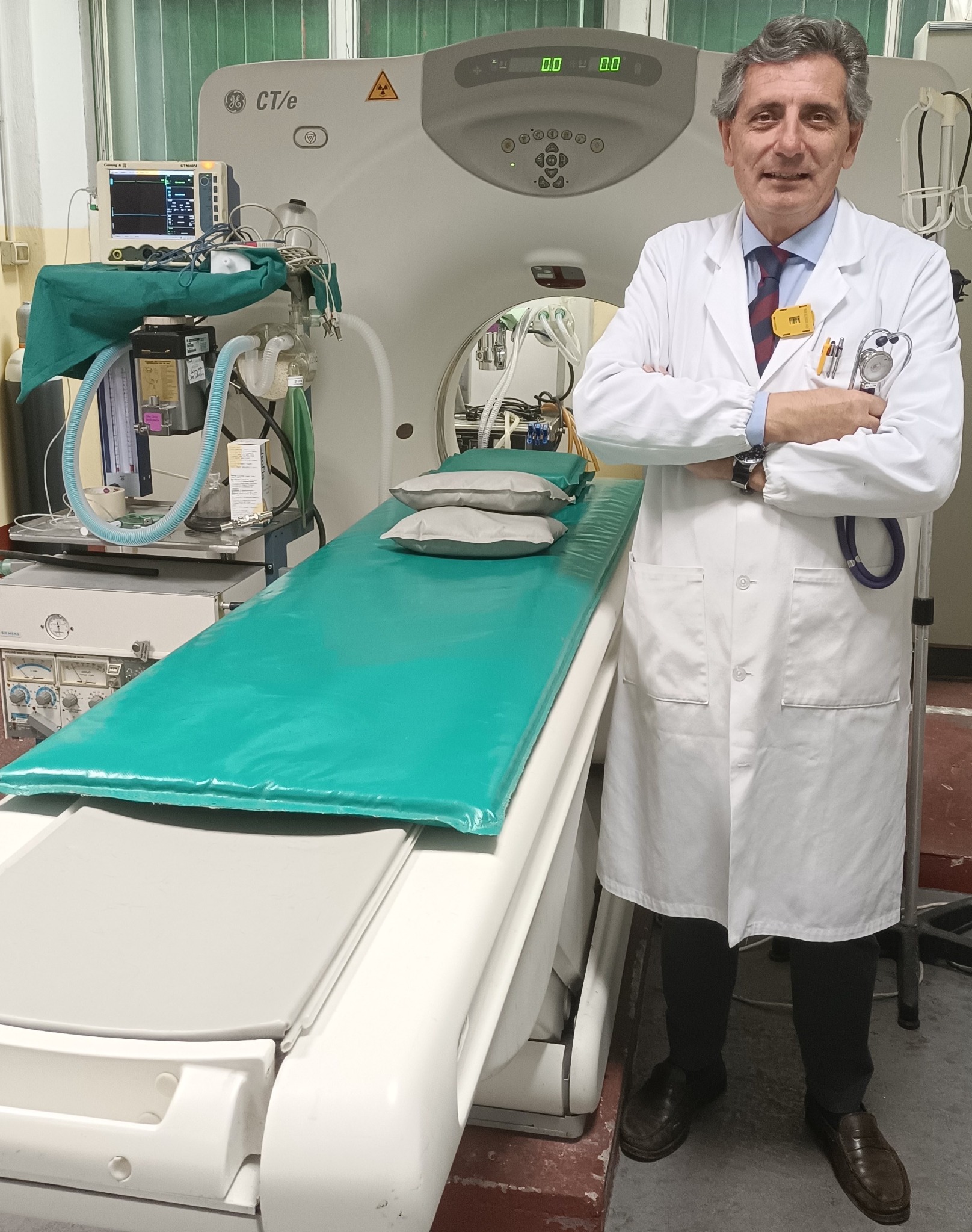 Il Dott. Luciano De Angelis nella sala TAC della clinica